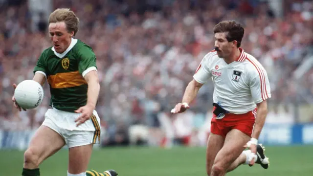 Pat Spillane takes on Kevin McCabe in 1986