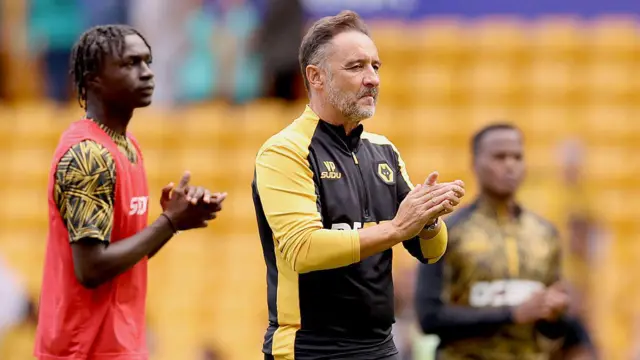Vitor Pereira applauds the Wolves fans after the team's defeat