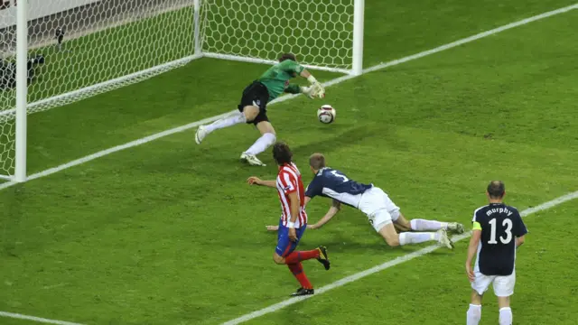 Diego Forlan scores against Fulham