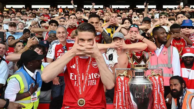Viktor Gyokeres celebrates with the fans