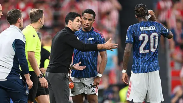 Mikel Arteta speaks with Jurrien Timber and Noni Madueke