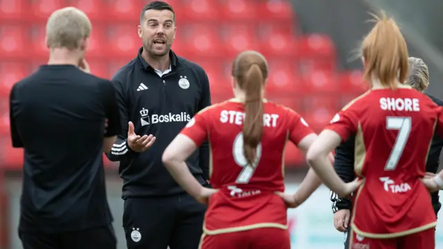 Aberdeen boss Clinton Lancaster talking to players Hannah Stewart and Eilidh Shore