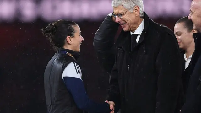 Renee Slegers shakes hands with Arsene Wenger