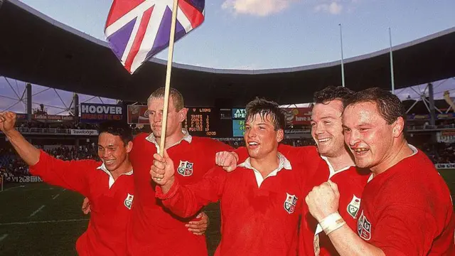 Rory Underwood, Dean Richards, Rob Andrew, Ieuan Evans and Brian Moore celebrate victory