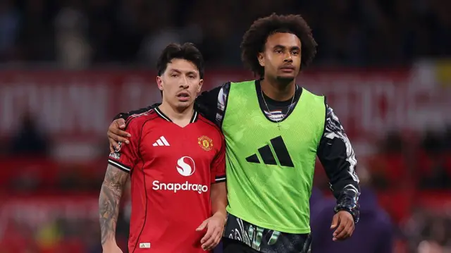 Manchester United players Lisandro Martinez and Joshua Zirkzee