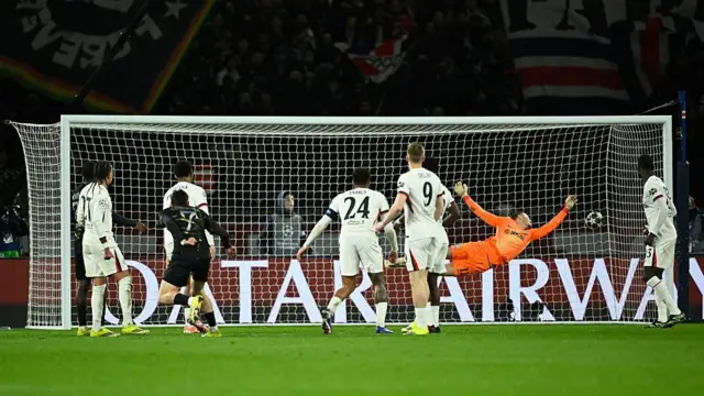 Khvicha Kvaratskhelia scores for PSG