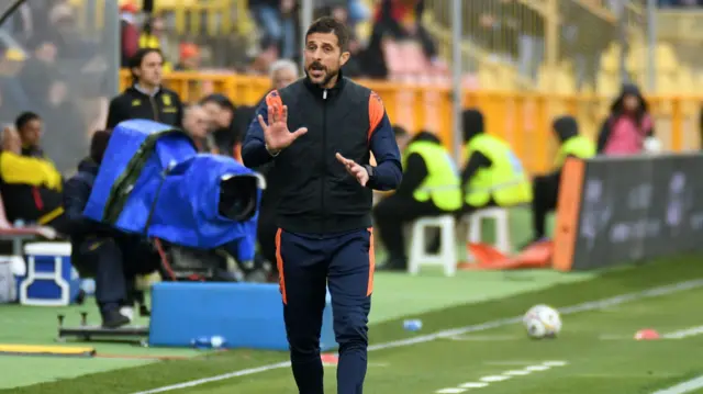 A photo of Alessio Dionisi gesturing to his players as Empoli play US Catanzaro at Nicola Ceravolo Stadium in March