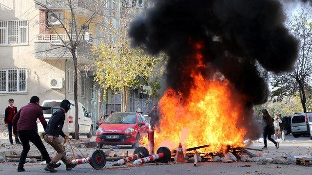 Kurdish protestors clash with Turkish police