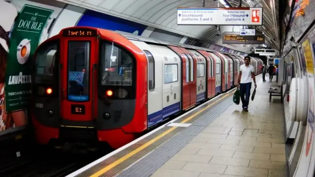 Victoria line train leaves Oxford Circus