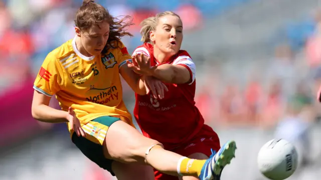 Aoife Halligan attempts to block a shot from Laura Agnew