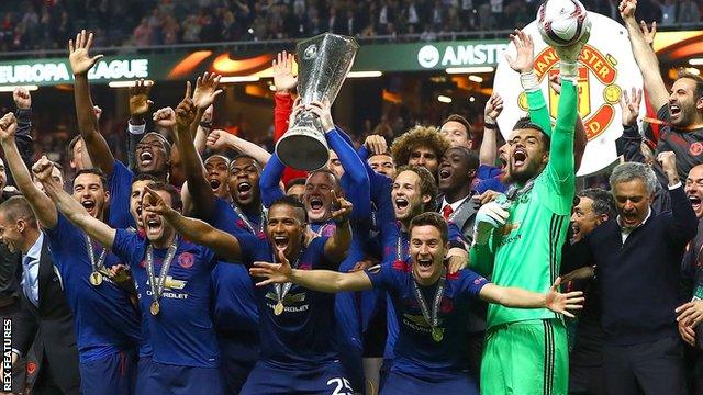 Manchester United's players celebrate after winning the 2017 Europa League final