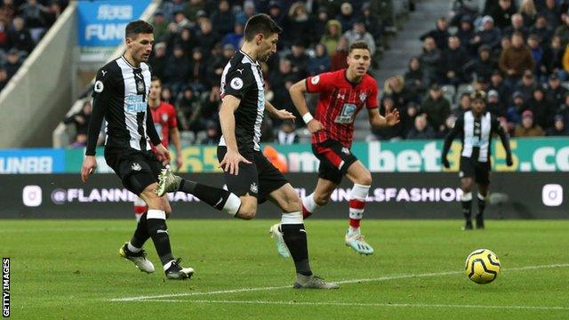 Federico Fernandez scores