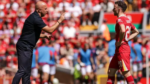 Arne Slot gives instructions to Diogo Jota