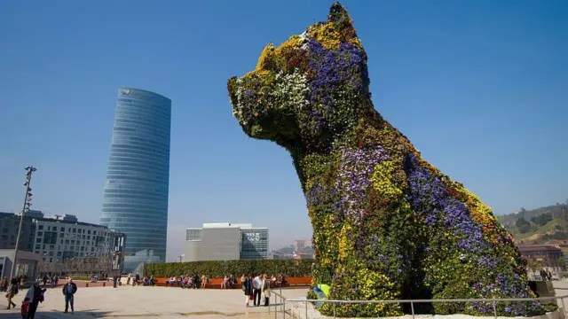 Attractions in Bilbao - A dog made of flowers