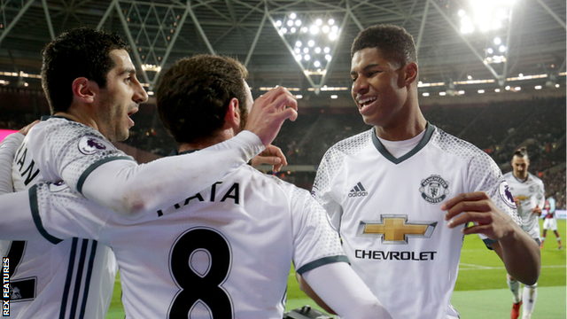 Manchester United celebrate Juan Mata's opening goal