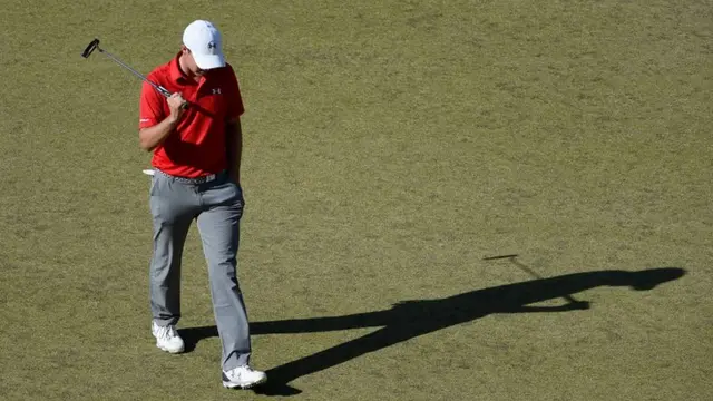 Jordan Spieth holds his putter