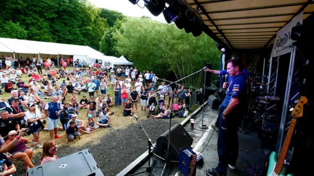 Christian Horner addresses fans