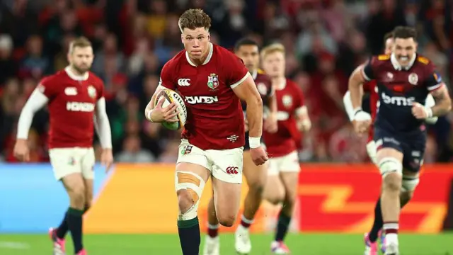 Huw Jones races clear