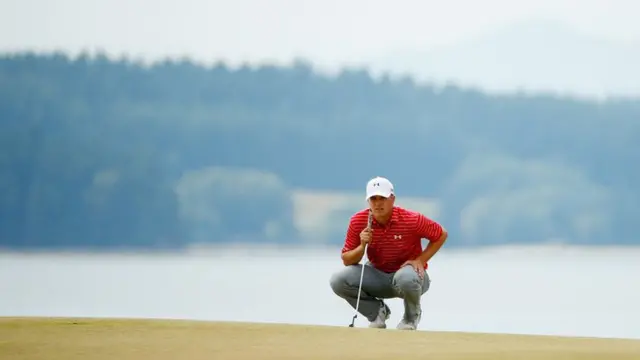 Jordan Spieth lines up a putt