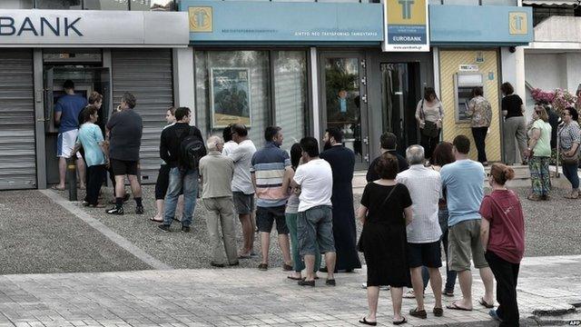 Greeks queue for cash in Athens (27 June)