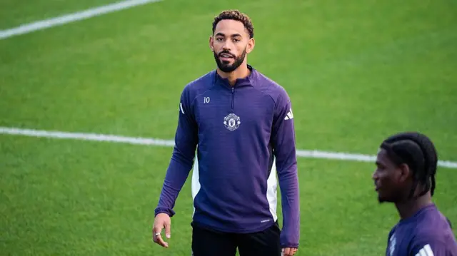  Matheus Cunha smiling in Manchester United training 