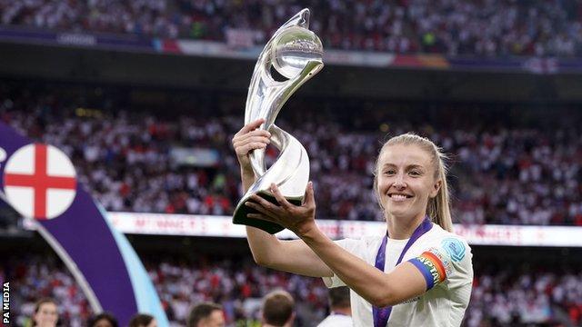 Leah Williamson lifts the Euro 2022 trophy