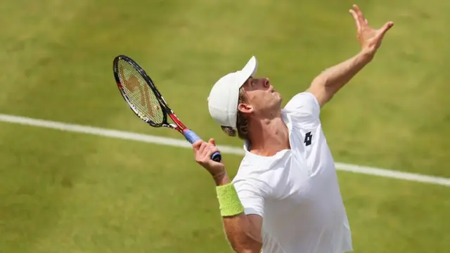 Kevin Anderson serves