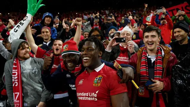 Maro Itoje with Lions fans in 2017