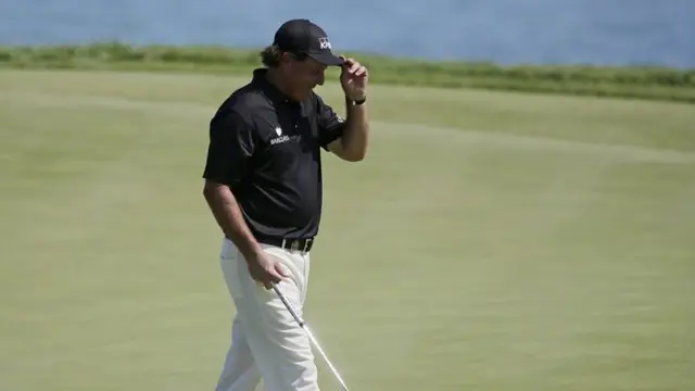 Phil Mickelson tips his hat