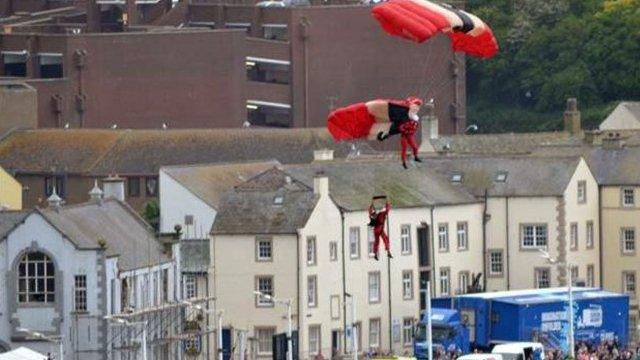 Parachutists land together