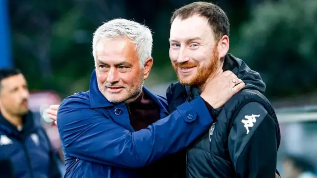 Jose Mourinho of Benfica and Ian Cathro of Estoril embrace