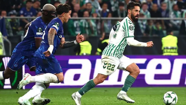 Enzo Fernandez and Caicedo chase Isco on the ball