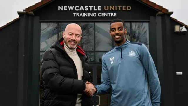 Alexander Isak meets Alan Shearer at the Newcastle training ground 