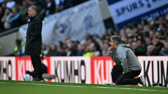 Ivan Juric kneels on the ground in his touchline during the match against Tottenham.