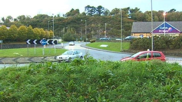 Byddai'r fynedfa i'r datblygiad arfaethedig wedi bod oddi ar Ffordd Caernarfon