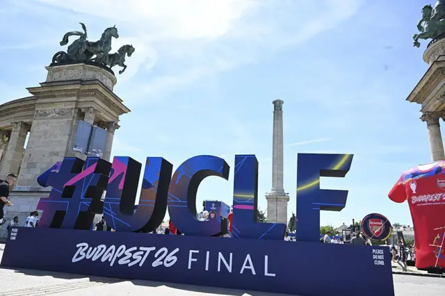 Arsenal and Paris St-Germain supporters gather at the fan zone in Budapest