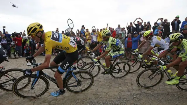 Peloton on the cobbles