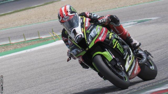 Jonathan Rea on his way to victory at Imola