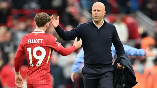 Arne Slot shakes hands with Harvey Elliot