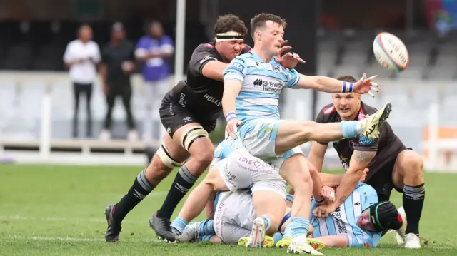 George Horne kicks against Sharks