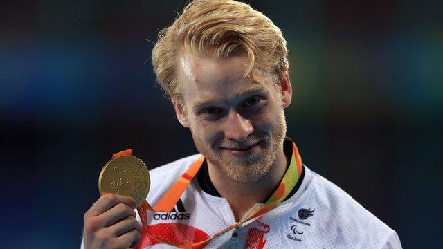 Jonnie Peacock holding gold medal