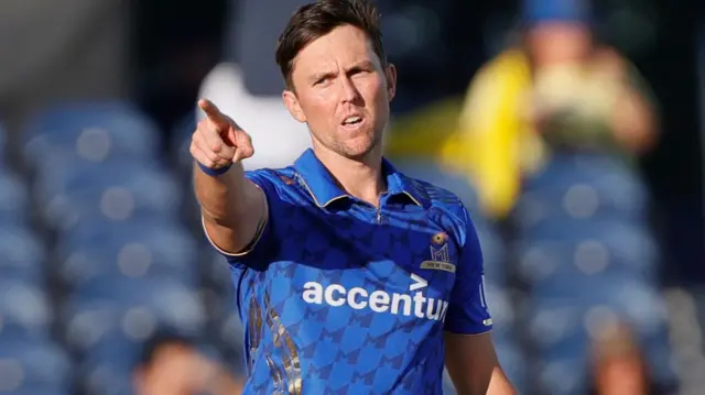 Trent Boult adjusts his field while in action for MI New York