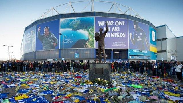 Teyrngedau i Emiliano Sala yn Stadiwm Dinas Caerdydd wedi ei farwolaeth