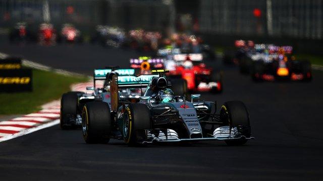 Nico Rosberg leads the field at the 2015 Mexican Grand Prix