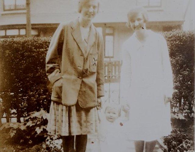 Dot and Isa, with Dorothy when she was a toddler