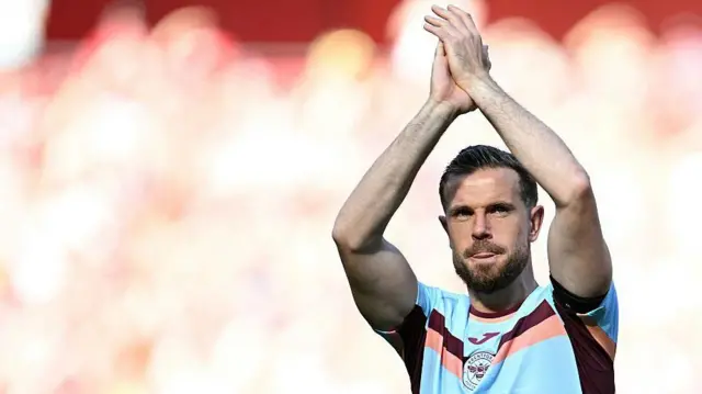 Jordan Henderson claps the fans 