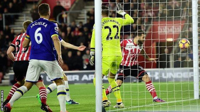 Charlie Austin puts Southampton ahead against Everton after 41 seconds