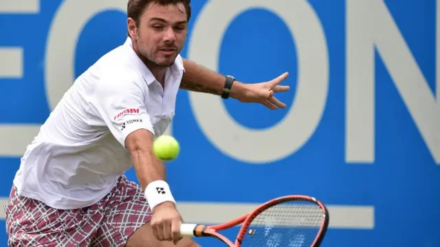 Wawrinka returns a shot