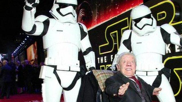 Kenny Baker at Star Wars premiere