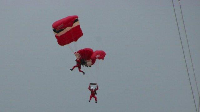 Parachutists becoming entangled in midair